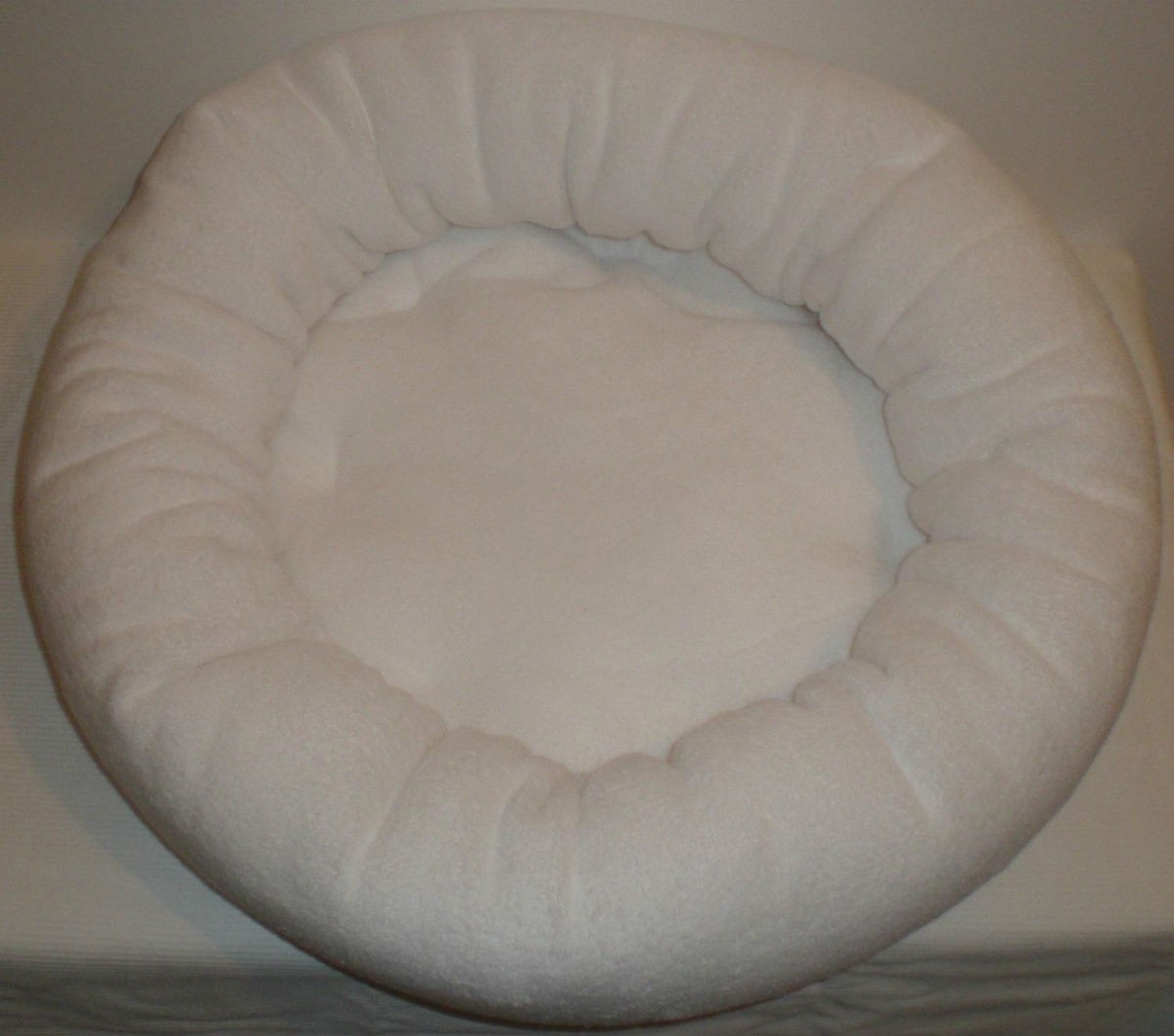 Rajen round cat bed 50cm, plain white