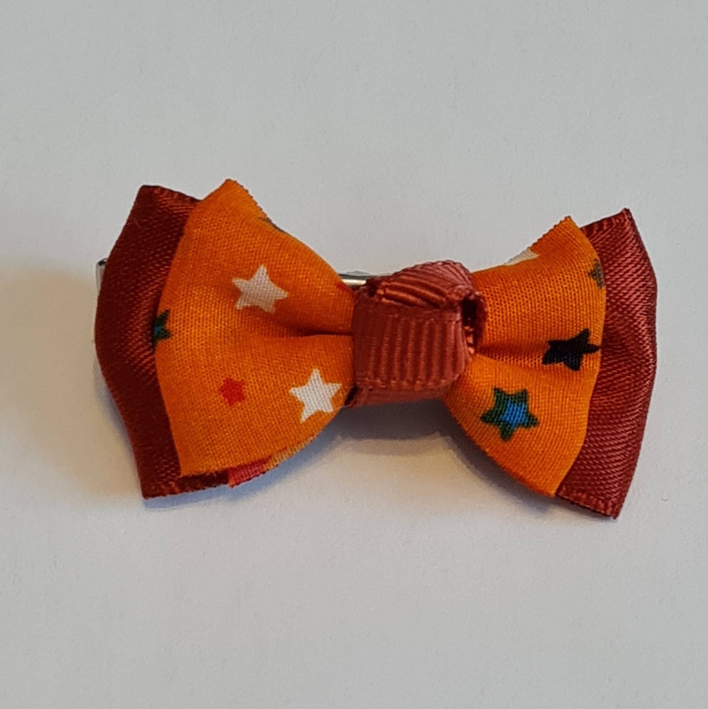 Mašlička s kovovou sponou 4cm, oranžová s barevnými hvězdičkami